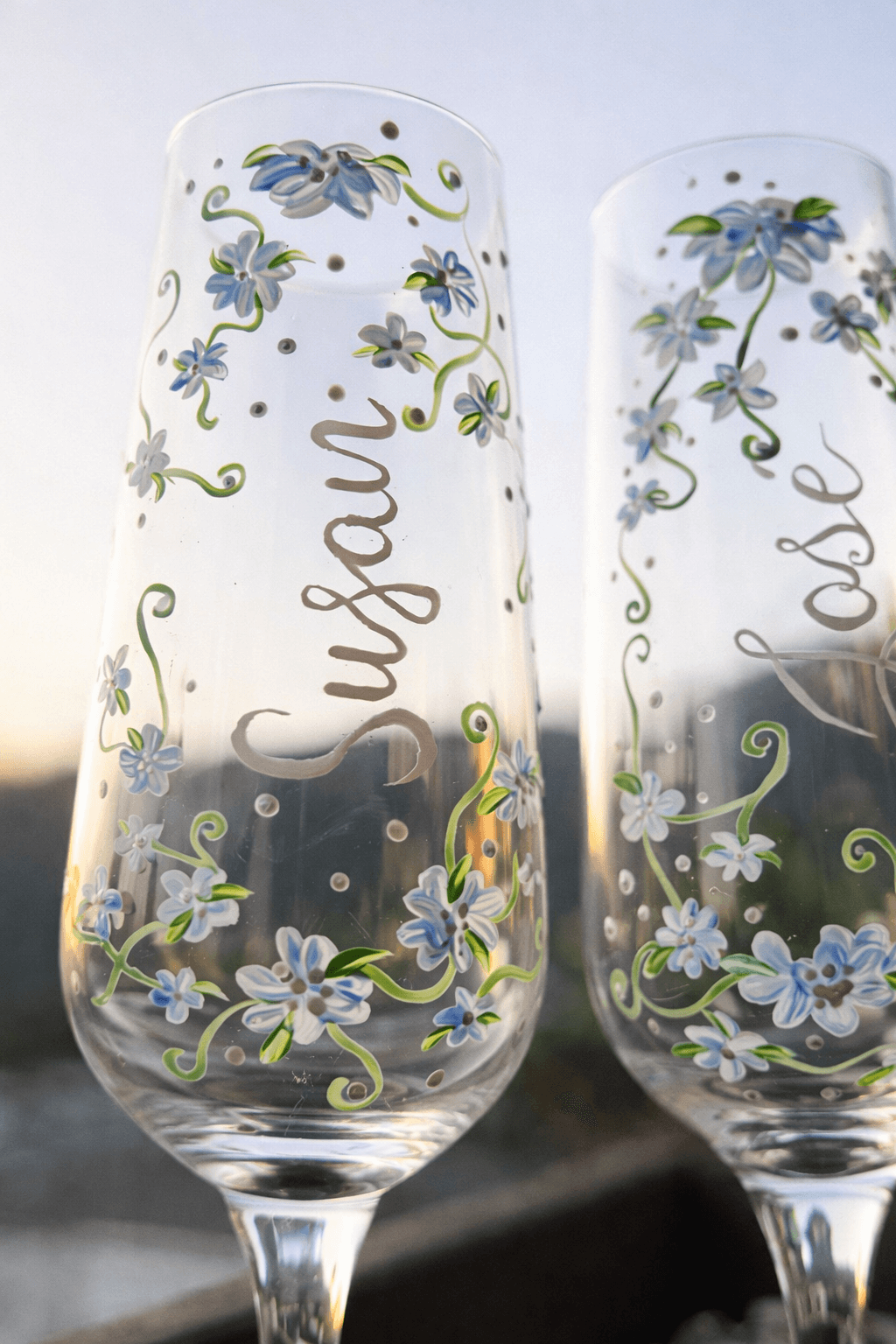 Close-up de detalle pintado a mano en una copa